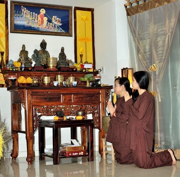 Các nữ tín đồ thờ Phật tại nhà đến kỳ kinh nguyệt thì không dám tới chùa lễ Phật, thậm chí không dám đến trước bàn thờ Phật để thắp hương tụng kinh, tọa thiền, niệm Phật.
