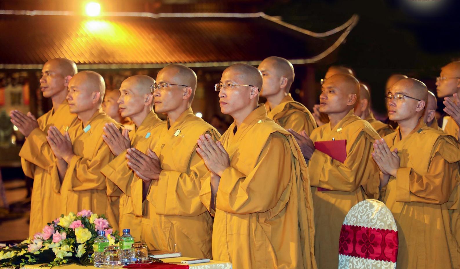 Ngôi báu thứ ba chính là Tăng Bảo, là những nhà tu hành dành trọn cuộc đời thực hành theo giáo pháp của Đức Phật, hướng đến sự giải thoát.