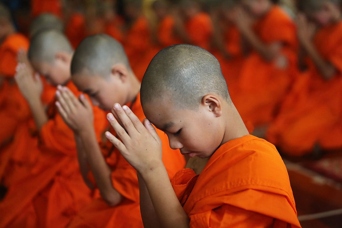 Lạy sám hối là một trong nhiều pháp môn Phật dạy.