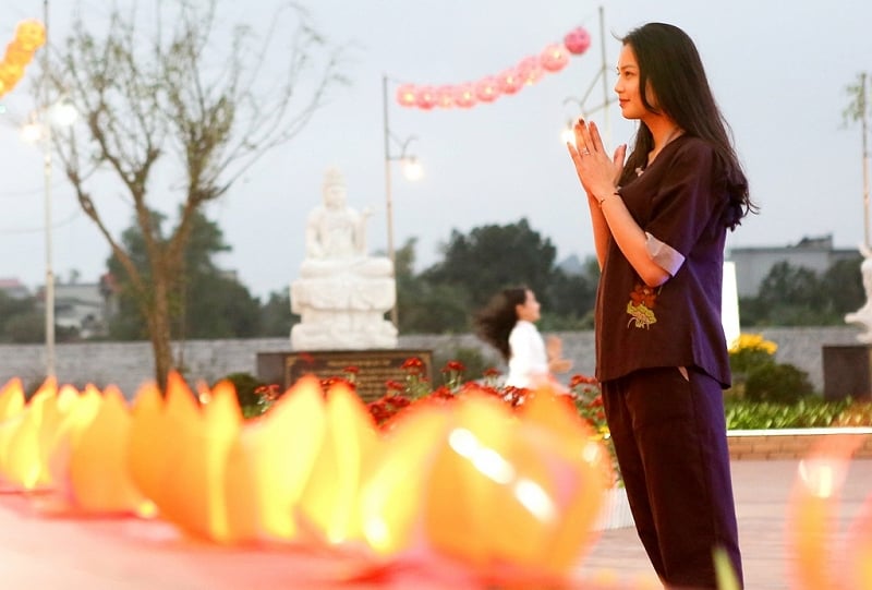 Việt Nam là một dân tộc lấy đạo hiếu làm đầu nên tín ngưỡng thờ cúng, nhất là thờ cúng gia tiên được dân gian tín trọng.