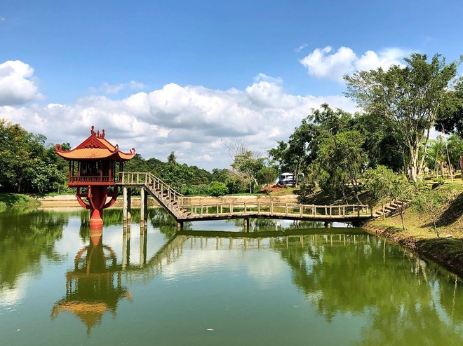 Điện thờ nằm giữa hồ lớn có lối đi bộ sang có kiến trúc giống chùa Một Cột ở Hà Nội.