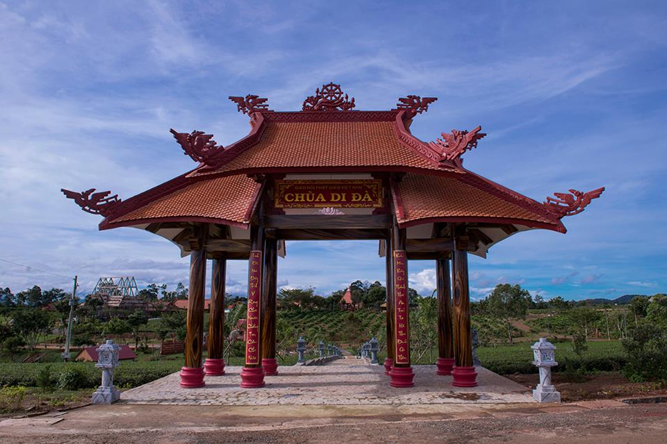 Cổng chùa Di Đà.