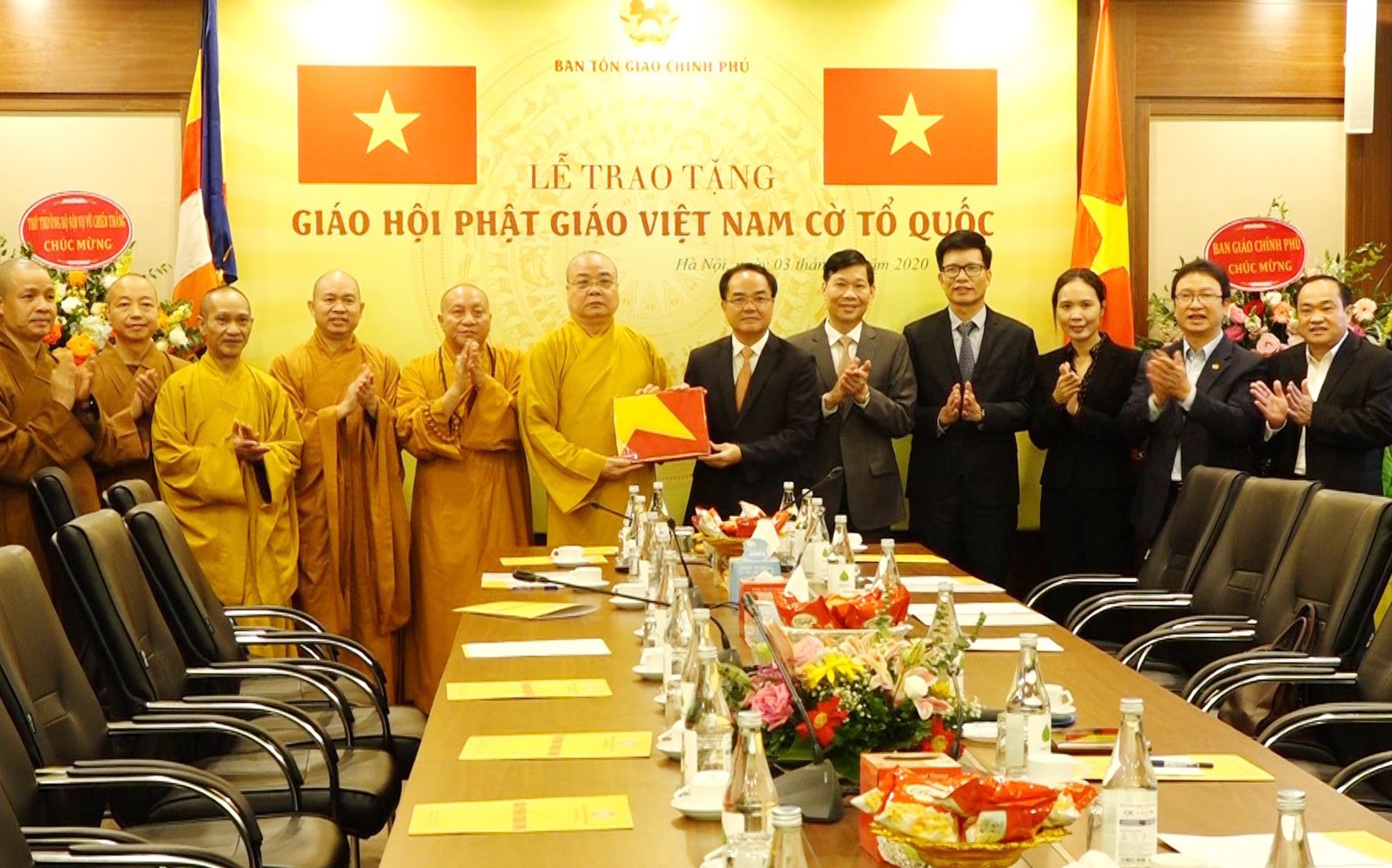 Ban Tôn giáo Chính phủ trao tặng cờ Tổ quốc cho Giáo hội Phật giáo Việt Nam.