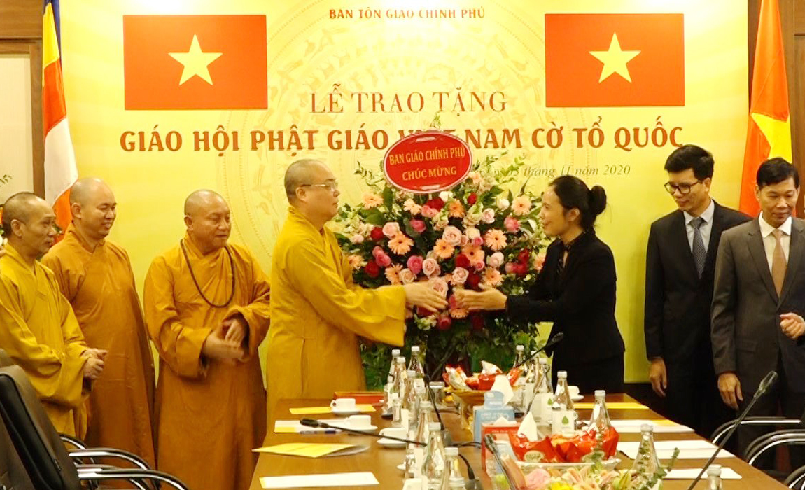 Bà Trần Thị Minh Nga – Phó trưởng Ban Tôn giáo Chính phủ tặng hoa chúc mừng.