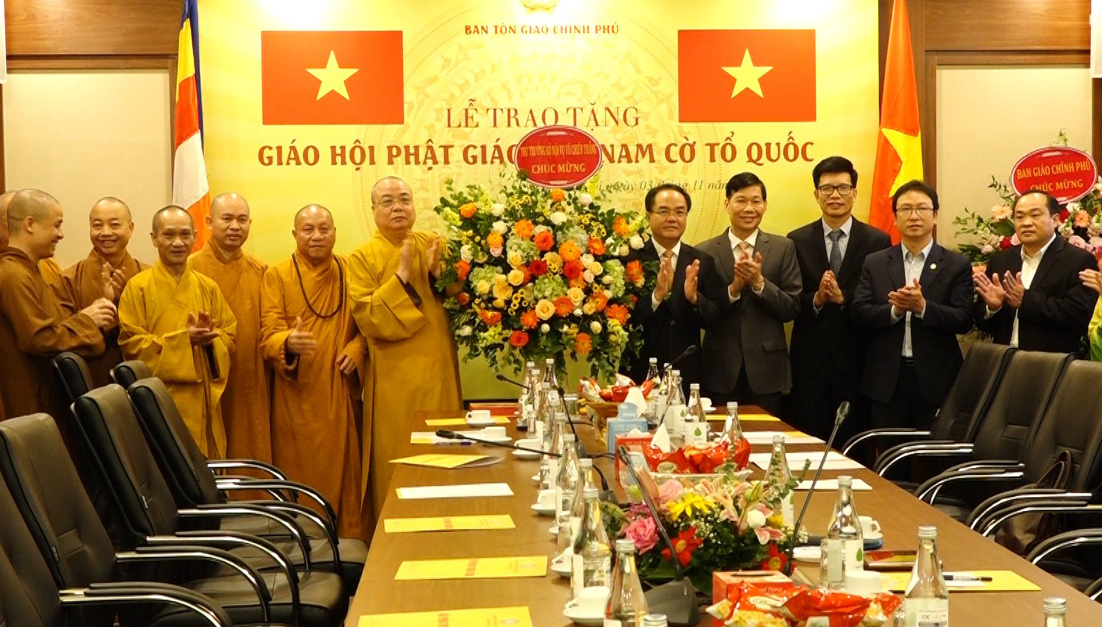 Ông Vũ Chiến Thắng - Thứ trưởng Bộ Nội Vụ tặng hoa chúc mừng.