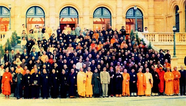 Các đại biểu chụp hình lưu niệm với Tổng Bí thư Nguyễn Văn Linh tại Đại hội đại biểu Phật giáo toàn quốc lần thứ II, nhiệm kỳ 1987-1992. Ảnh: Võ Văn Tường