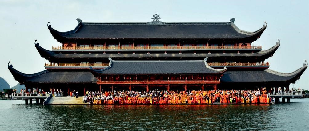 Đại biểu quốc tế tham dự Đại lễ Vesak 2019 đến từ 120 quốc gia và vùng lãnh thổ chụp ảnh lưu niệm tại chủa Tam chúc, tỉnh Hà Nam.