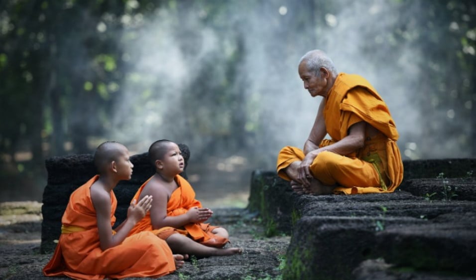 Những bậc tu sĩ tôn kính ấy có ba bậc: Hòa thượng, Thượng tọa, Đại đức.