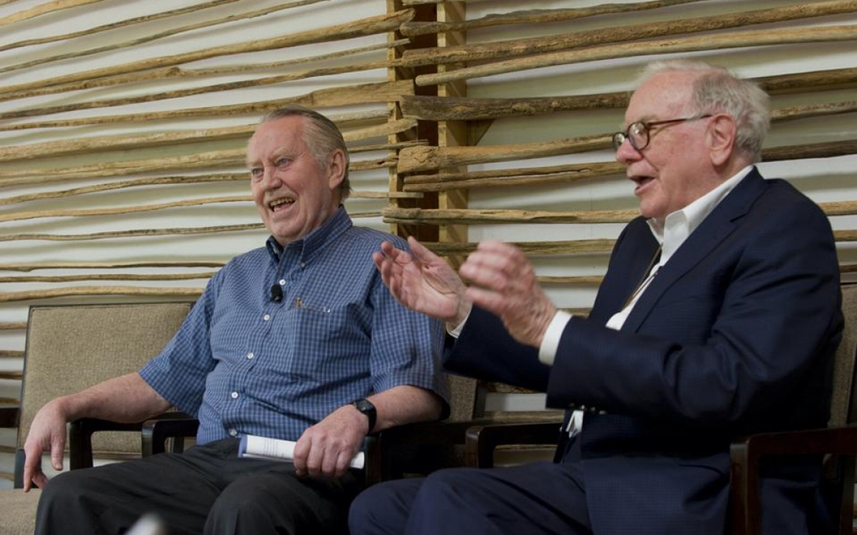 Ông Chuck Feeney được cho là nguồn cảm hứng thúc đẩy hai tỷ phú nổi tiếng hàng đầu thế giới là Bill Gates và Warren Buffett thành lập quỹ cam kết cho đi “Giving Pledge” - chiến dịch kêu gọi tầng lớp giàu nhất nước Mỹ cho đi ít nhất 50% khối tài sản trước khi qua đời.