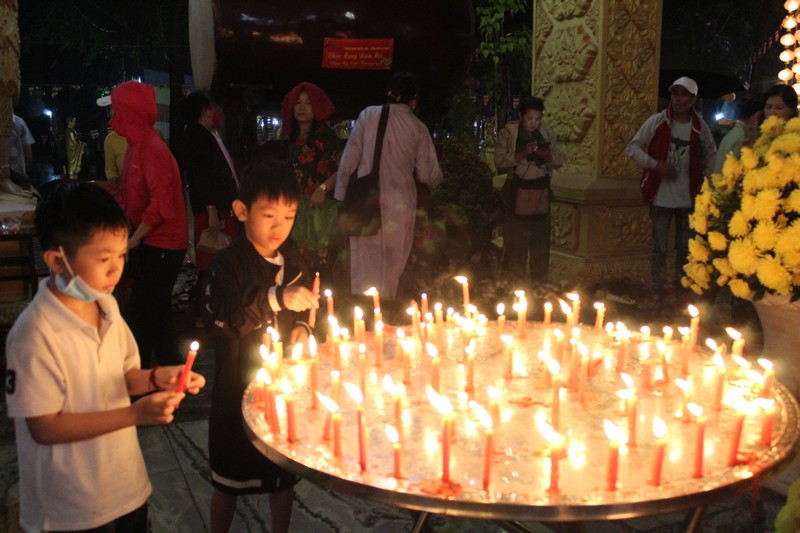 Trang nghiêm cúng đèn rằm tháng 10 tại Thiền viện Phước Sơn 7