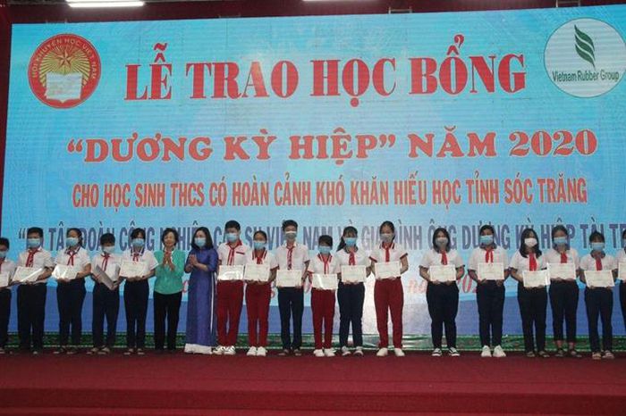 Các em học sinh nhận học bổng tại buổi lễ. Ảnh: Thanh Nam