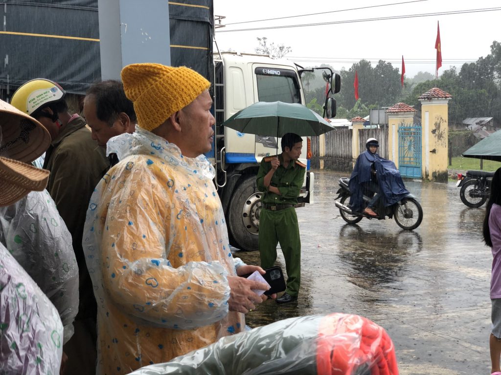 Hoà thượng đã trực tiếp ra tận nơi để trao đến người dân những phần quà thật ý nghĩa.