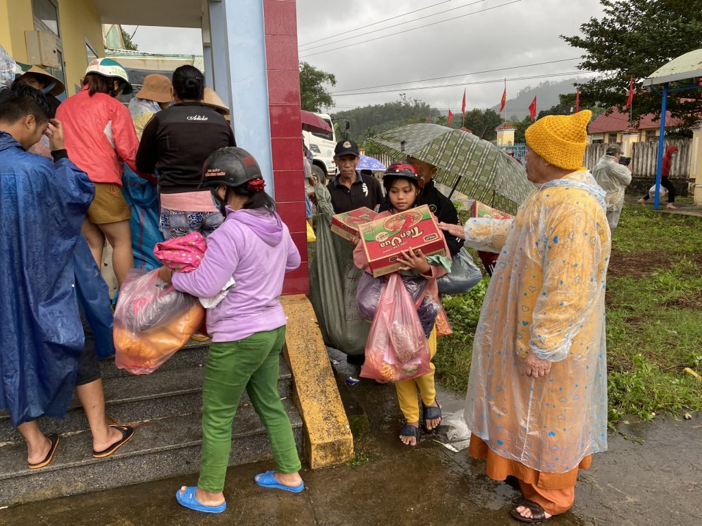 Nhìn những hình ảnh Hoà thượng đội mưa trao từng phần quà.