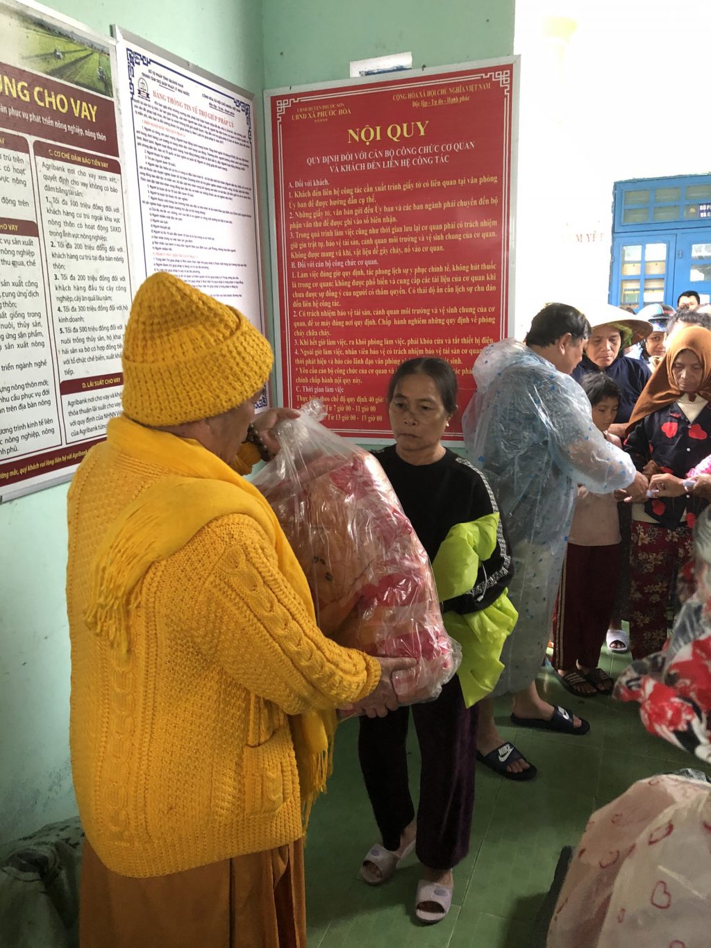 Hòa thượng không ngại gian lao không từ mệt nhọc, di chuyển trên chuyến xe đi vài trăm cây số, trèo suối, băng rừng trao từng phần quà cho người dân vùng lũ.
