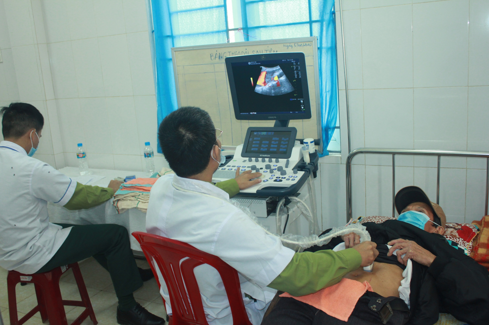 Siêu âm tổng quát cho bà con; Đo điện tim cho bà con.