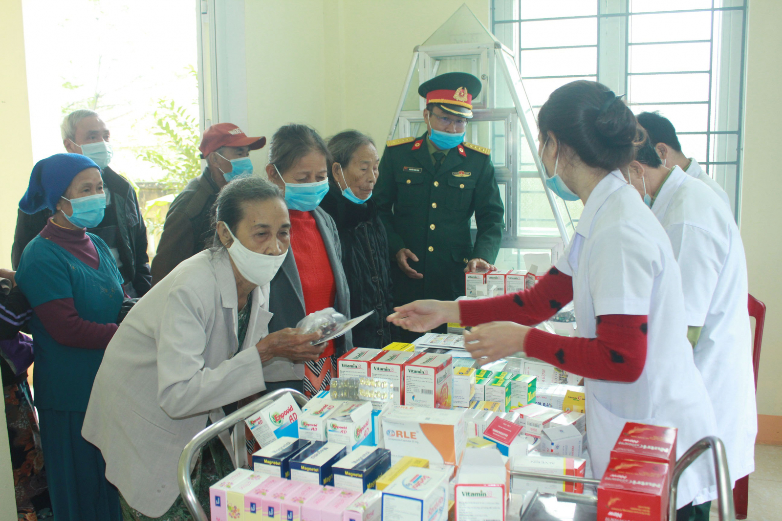 Khám, tư vấn và cấp phát thuốc cho bà con.