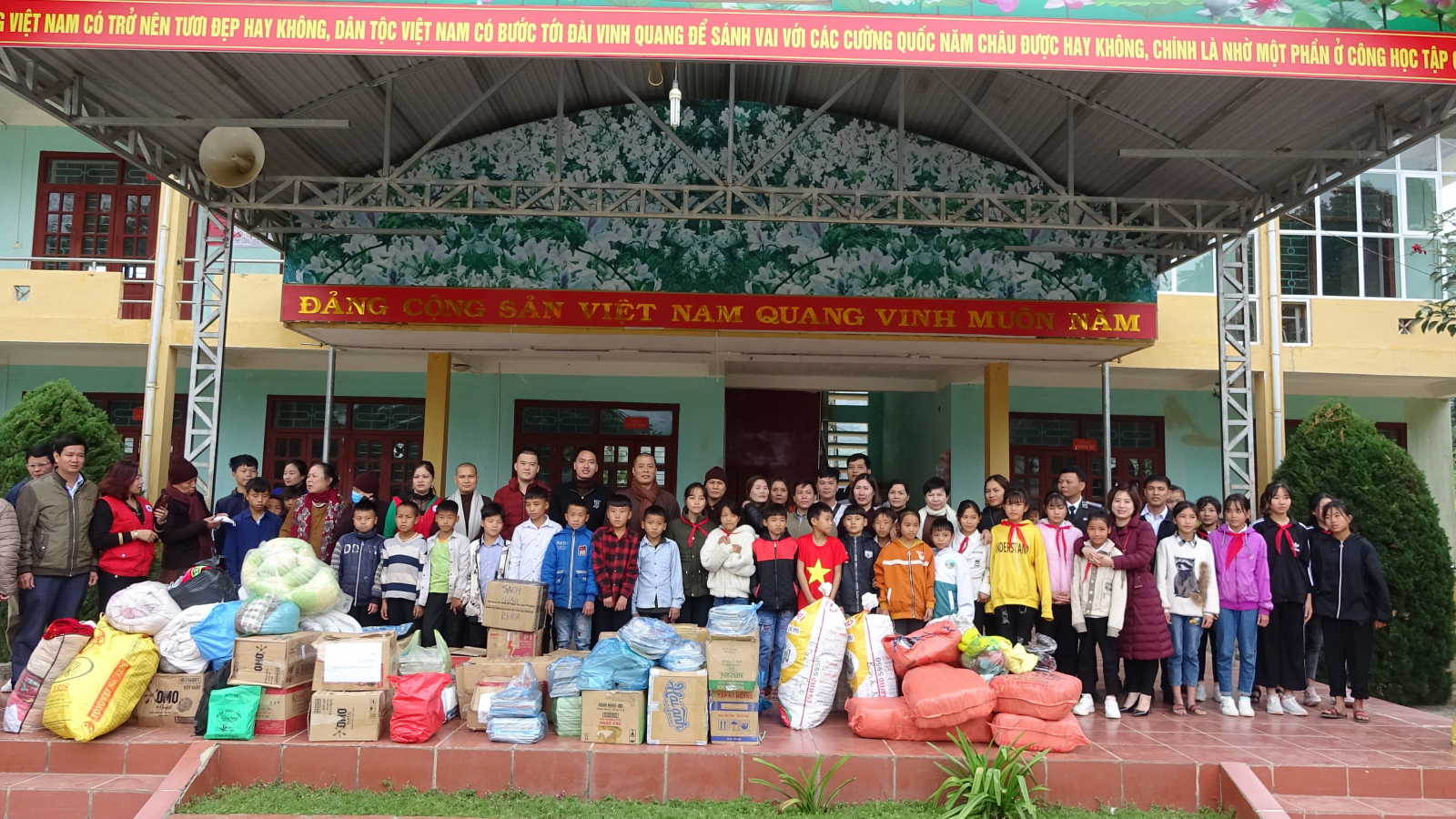 Mỗi phần quà tặng đồng bào trị giá hơn 500 ngàn đồng gồm quần áo rét mới, 10 kg gạo, Dầu Ă, mì chính, bột canh và sách vở bánh kẹo cho trường tiểu học...