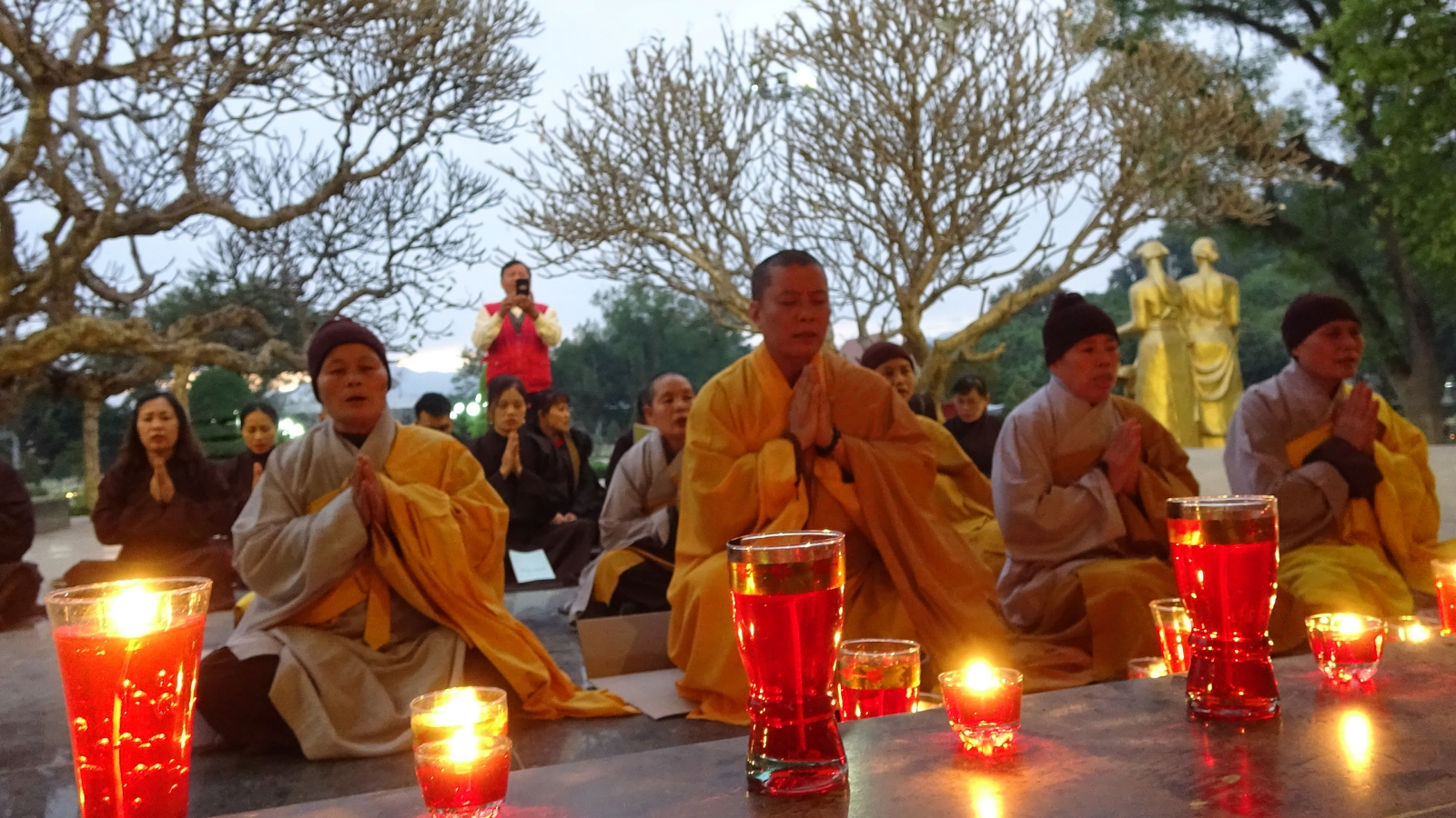 Cầu siêu tại nghĩa trang đồi A1 Điện Biên.
