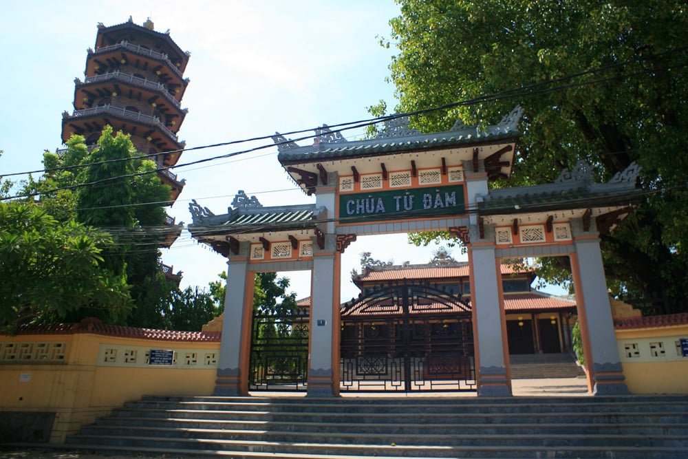 Tọa lạc tại số 1 đường Sư Liễu Quán, thuộc phường Trường An, thành phố Huế, tỉnh Thừa Thiên – Huế, chùa Từ Đàm là một ngôi chùa cổ danh tiếng ở Huế.