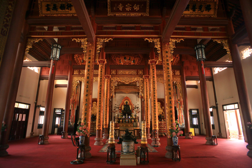 Năm 1841, vua Thiệu Trị đổi tên chùa Ấn Tôn thành chùa Từ Đàm (do kỵ húy tên vua là Miên Tông), với ý nghĩa là “đám mây lành của Phật pháp”.