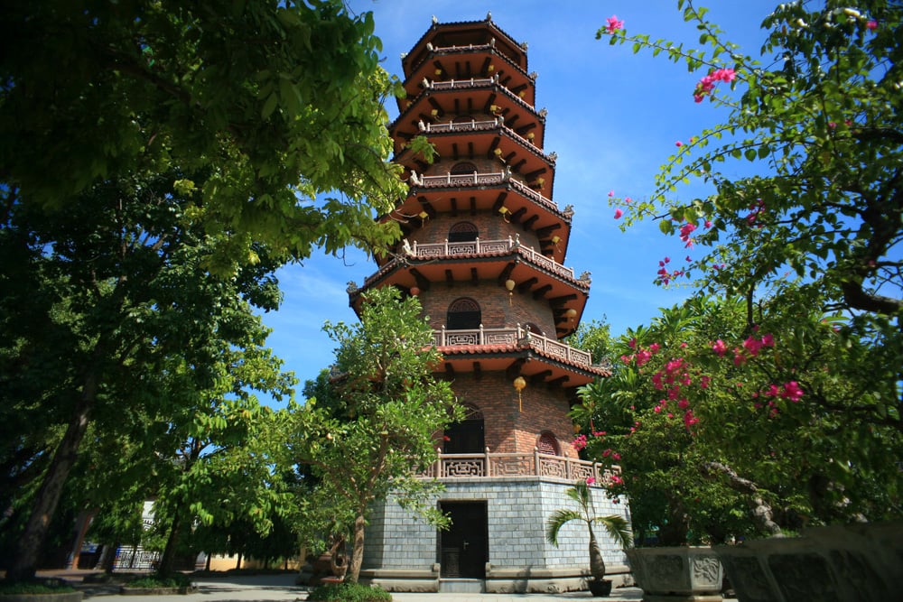 Là nơi quy tụ những học giả Phật giáo xuất sắc nhất miền Trung, trong giai đoạn thực dân Pháp thống trị Việt Nam, chùa Từ Đàm trở thành trung tâm của phong trào Chấn hưng Phật giáo Trung Kỳ từ thập niên 1920.