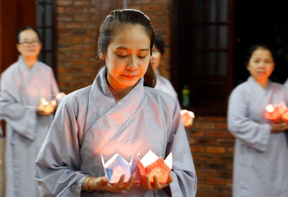 Vô úy thí là ban cho sự không sợ hãi: như có người sợ bóng tối, sợ cô đơn, sợ đau bệnh hiểm nghèo, sợ mất việc, sợ bị mất nhà, một cụ già sợ không dám băng qua đường,….