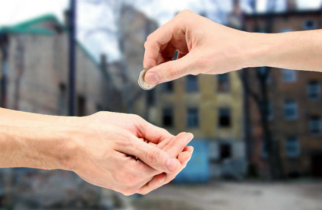 Người hay bố thí với tâm thanh tịnh, có nghĩa là khi bố thí ta không phải vì danh, vì lợi,…mà làm, cần giữ lời nói nhu hòa, nét mặt vui tươi, thái độ khiêm tốn, kính trọng người được cho sẽ được hưởng trọn vẹn công đức.