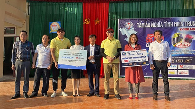Cố nghệ sĩ đã cùng một số nghệ sĩ về thăm các em học sinh của Hà Tĩnh sau những thiệt hại mất mát mà bão lũ thiên tai gây ra cho nơi này.