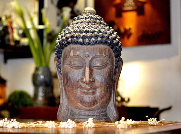 “Phật tức tâm” hay “tâm tức Phật”. Như vậy, không phải tìm Phật ở đâu cả, nên đừng khổ sở tìm Phật ở ngoài tâm.