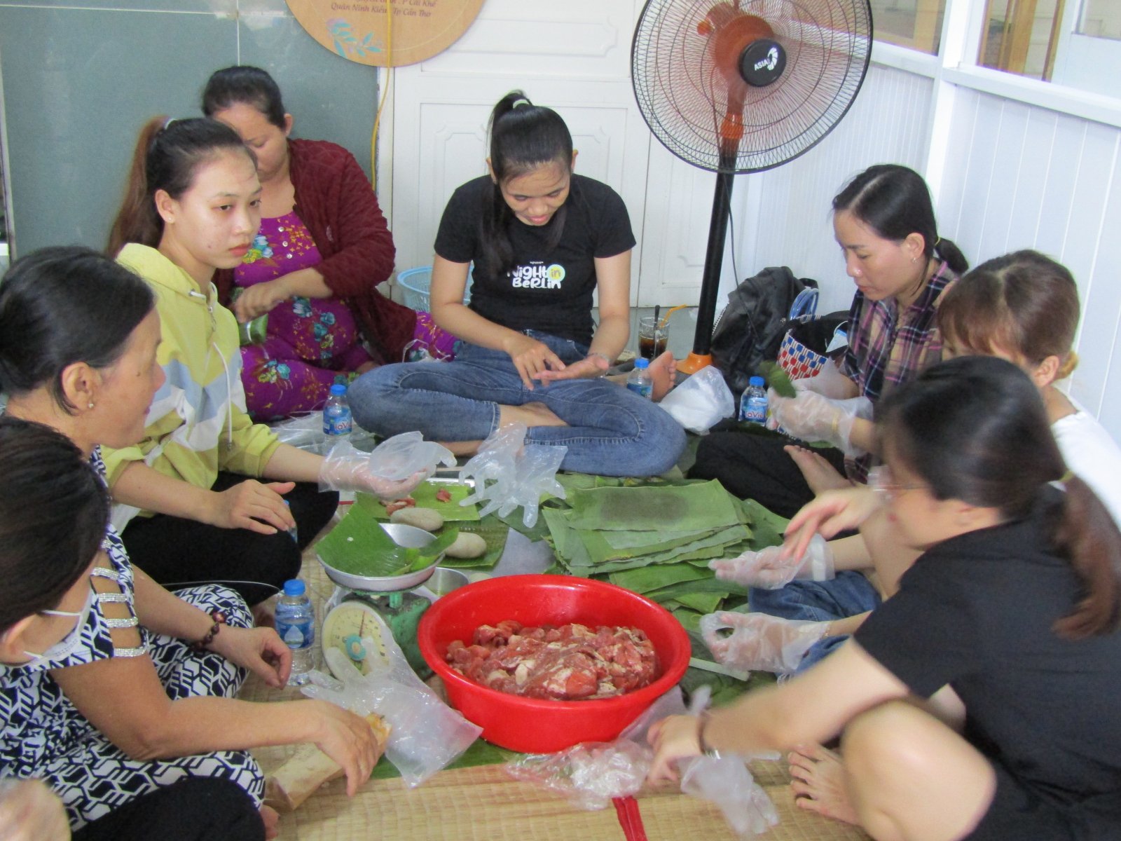 Các bạn trẻ Vĩnh Long đang gói bánh gửi đồng bào miền Trung bị lũ bão năm 2020.