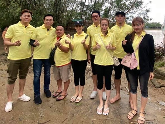 Cố nghệ sĩ Chí Tài cùng ca nhạc sĩ Quách Beem và nhóm từ thiện Hiểu.