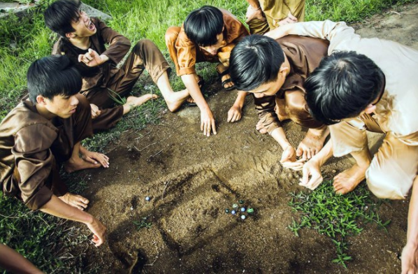 Trò bắn bi xưa. Ảnh minh họa.