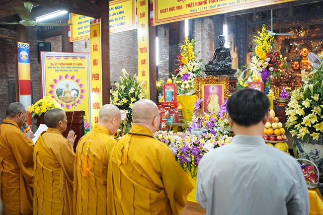 Chư tôn đức dâng hương tưởng niệm 712 năm Phật Hoàng Trần Nhân Tông nhập Niết Bàn tại Hà Nội.
