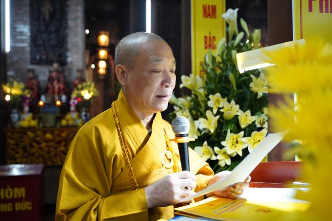 Hoà thượng Thích Bảo Nghiêm – Phó chủ tịch HĐTS, Trưởng Ban Hoằng pháp TƯ, Trưởng BTS GHPGVN Tp. Hà Nội tuyên đọc văn tưởng niệm Đức Sơ Tổ Điều Ngự Trần Nhân Tông.