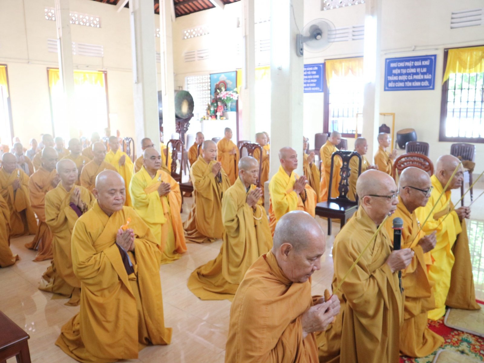Chư tôn đức dâng hương tưởng niệm.