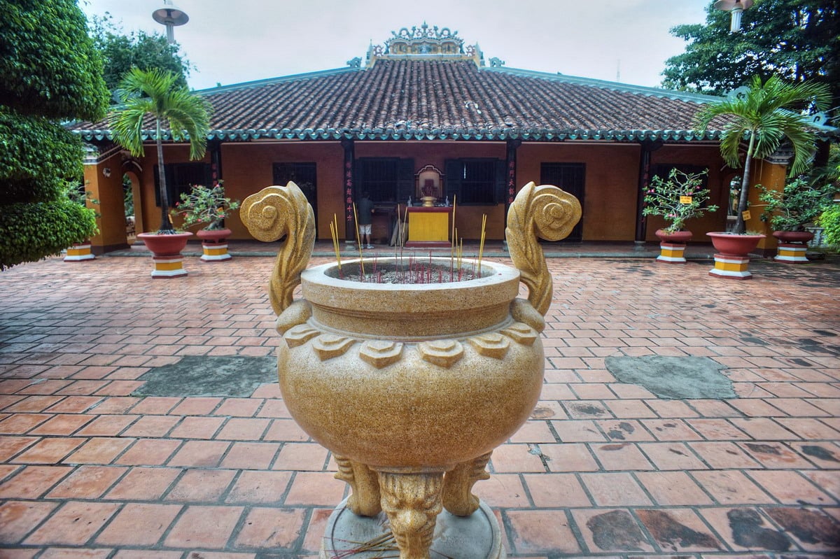 Chính điện Tổ đình Giác Lâm được xây với kiểu nhà dân gian truyền thống Nam Bộ, gồm một gian hai chái, bốn cột chính hay còn gọi là tứ trụ.