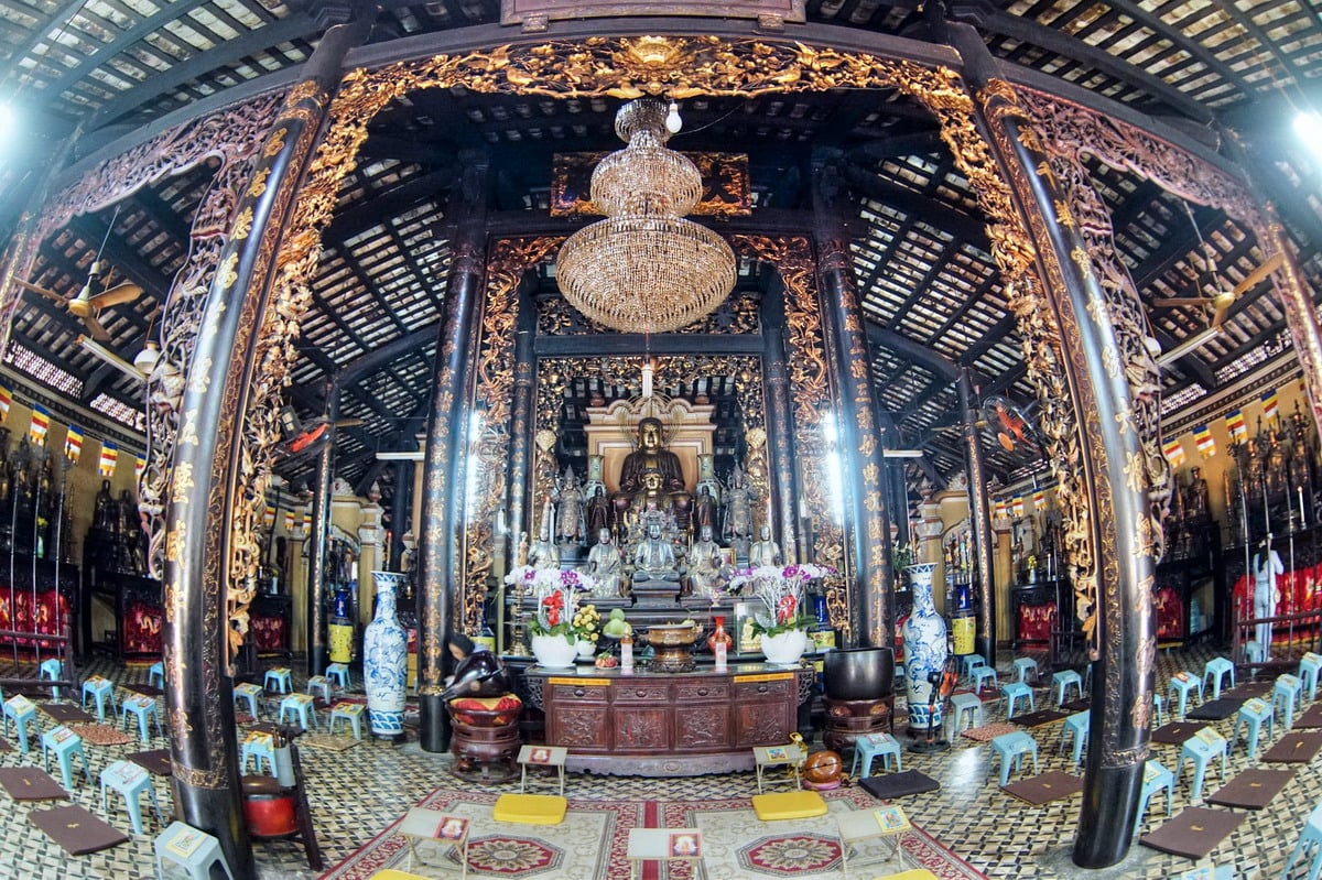 Bên trong chánh điện khá rộng và sâu.