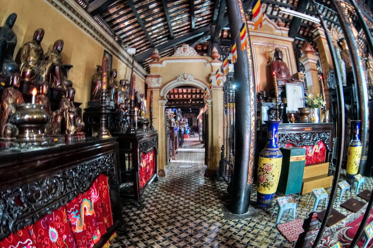 Phía sau chính điện là bàn thờ Tổ, thờ chư vị Tổ sư Hòa thượng tiền bối đã trụ trì tại chùa Giác Lâm.