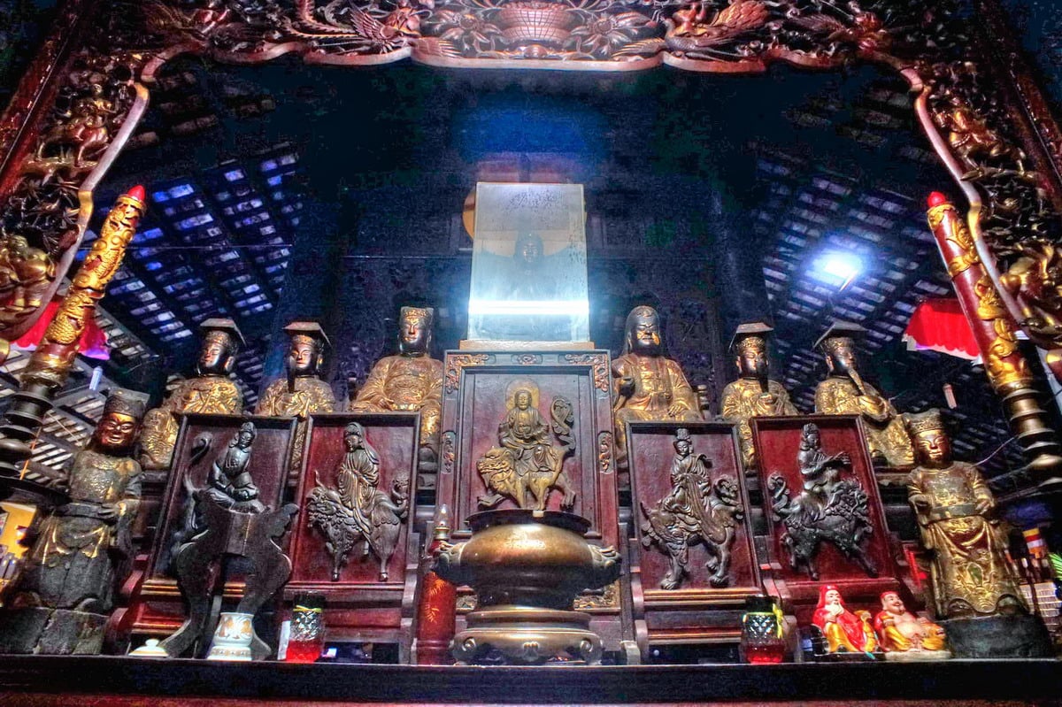 Gian thờ Thập điện Diêm vương chùa Giác Lâm.