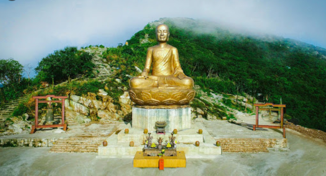 Tượng Đức Phật hoàng Trần Nhân Tông bằng đồng trên đỉnh Yên Tử.