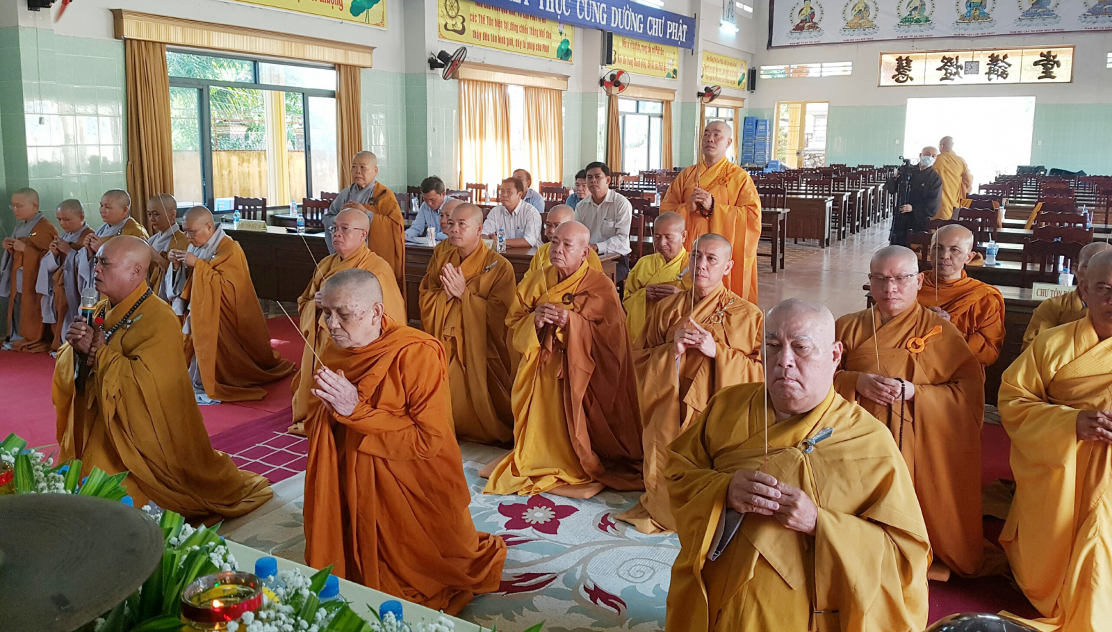Chư Tôn đức Giáo phẩm Chứng minh đã thành kính dâng hương tưởng niệm.