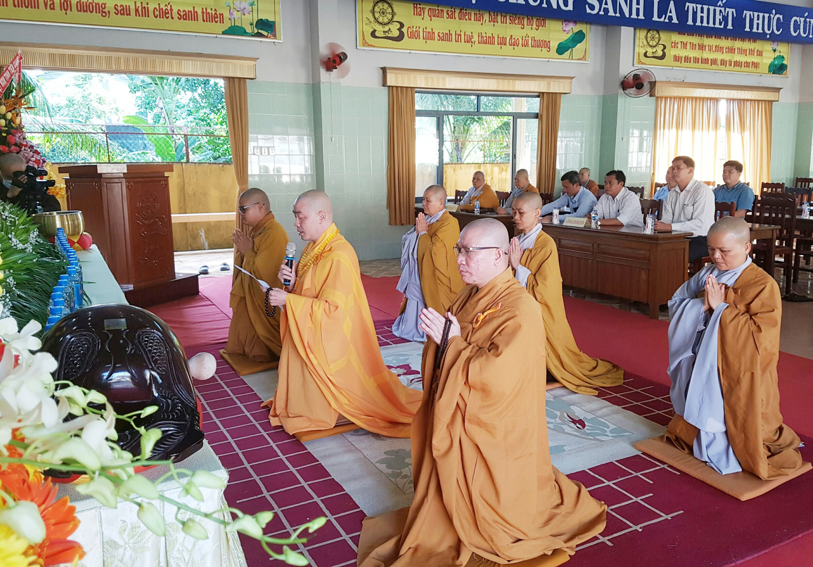 TT.Thích Quảng Lộc cung tuyên điếu văn tưởng niệm.