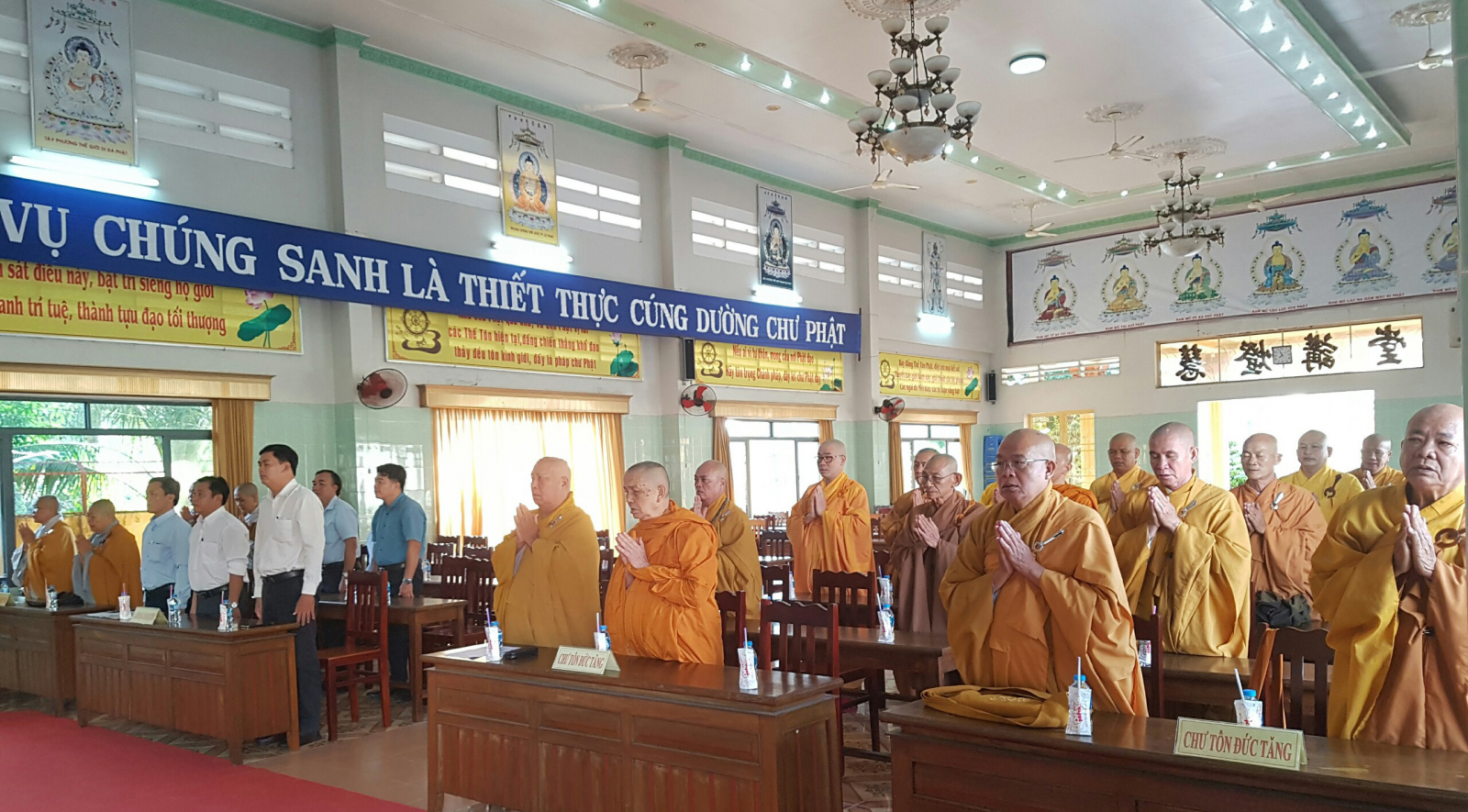 Chư Tôn đức Giáo phẩm Chứng minh và khách mời tham dự buổi lễ.