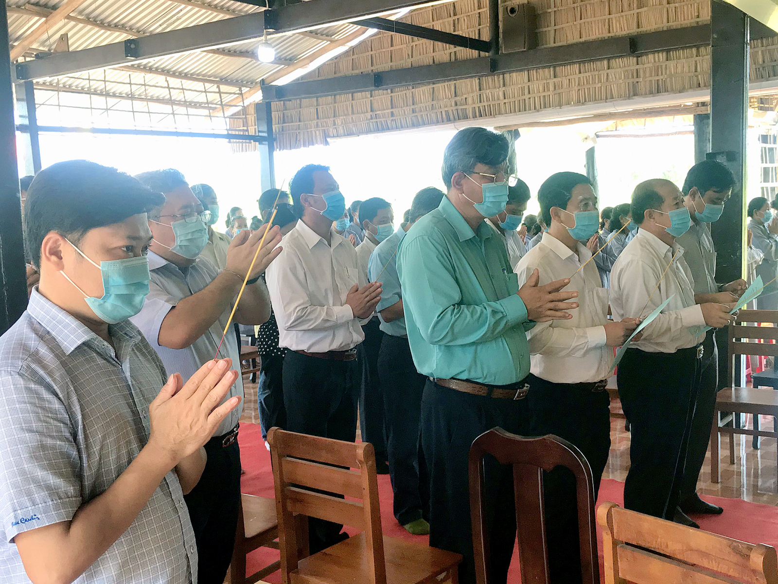 Chư tôn đức và khách mời dâng hương tưởng niệm Đức vua - Phật hoàng Trần Nhân Tông.