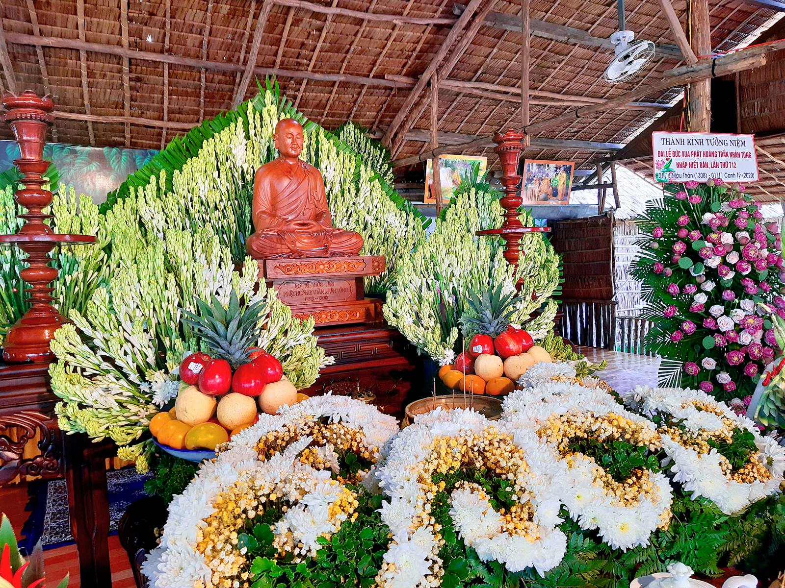 Thiết trí tôn tượng Phật hoàng Trần Nhân Tông.