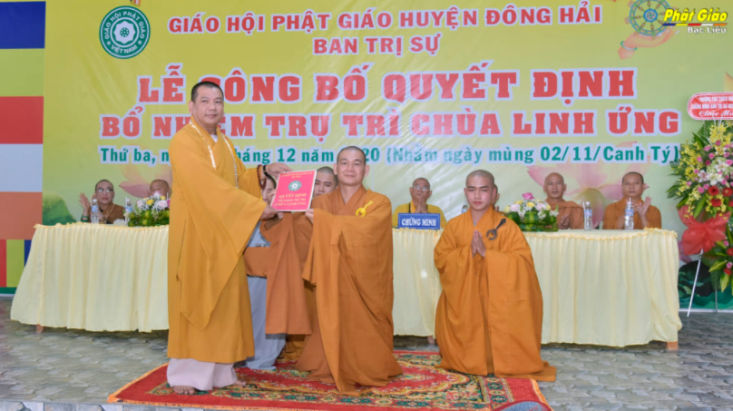 TT. Thích Phước Chí - UVHĐTS GHPGVN, Phó Trưởng ban BTS GHPGVN tỉnh trao Quyết định cho Đại đức tân trụ trì.