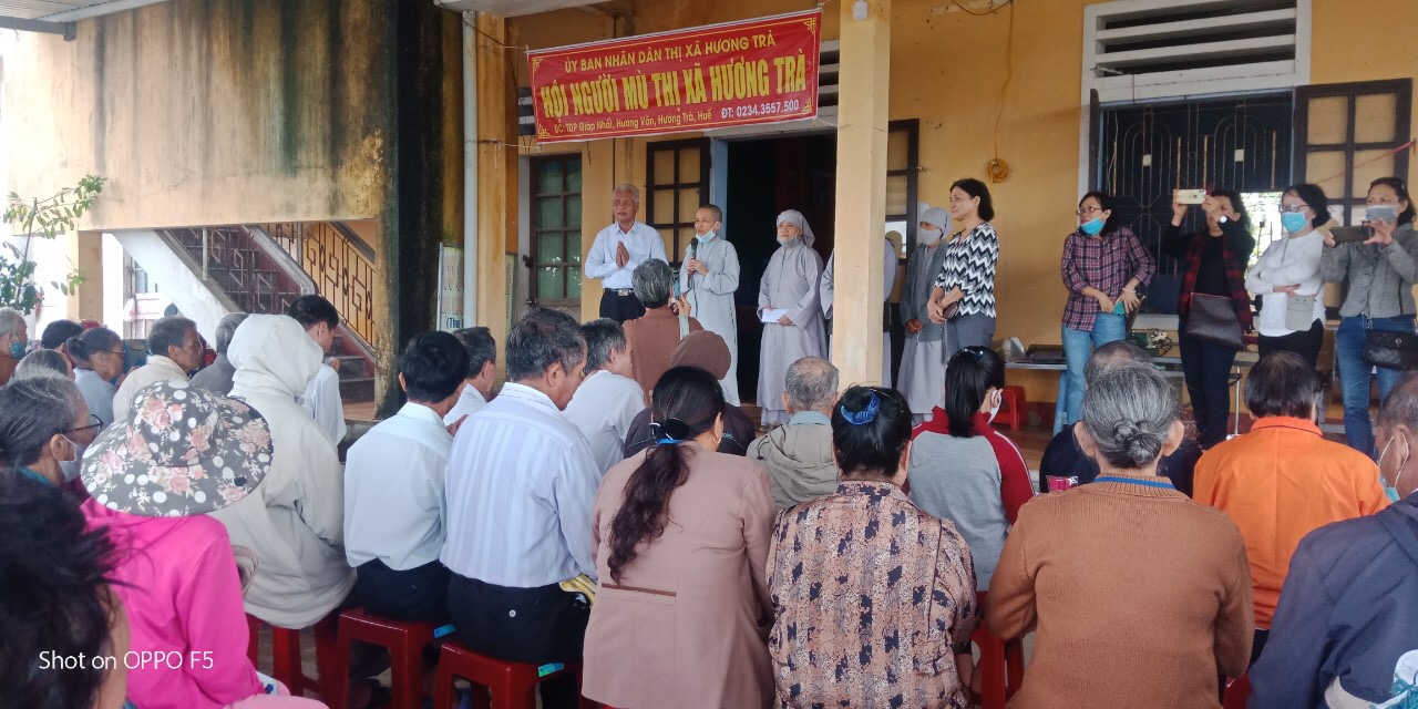 Chùa ở Phan Thiết trao quà cho Hội người mù thị xã Hương Trà - TT Huế.