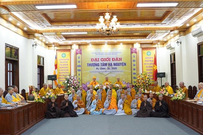Ban tổ chức Giới đàn cung thỉnh Hội đồng Giới sư gồm 10 vị do HT. Thích Thanh Nhiễu – Phó chủ tịch thường trực HĐTS GHPGVN ứng thỉnh ngôi vị Đàn đầu Hòa thượng