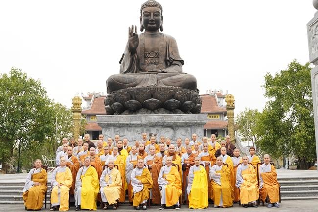 Chư vị Tôn túc chụp ảnh lưu niệm.