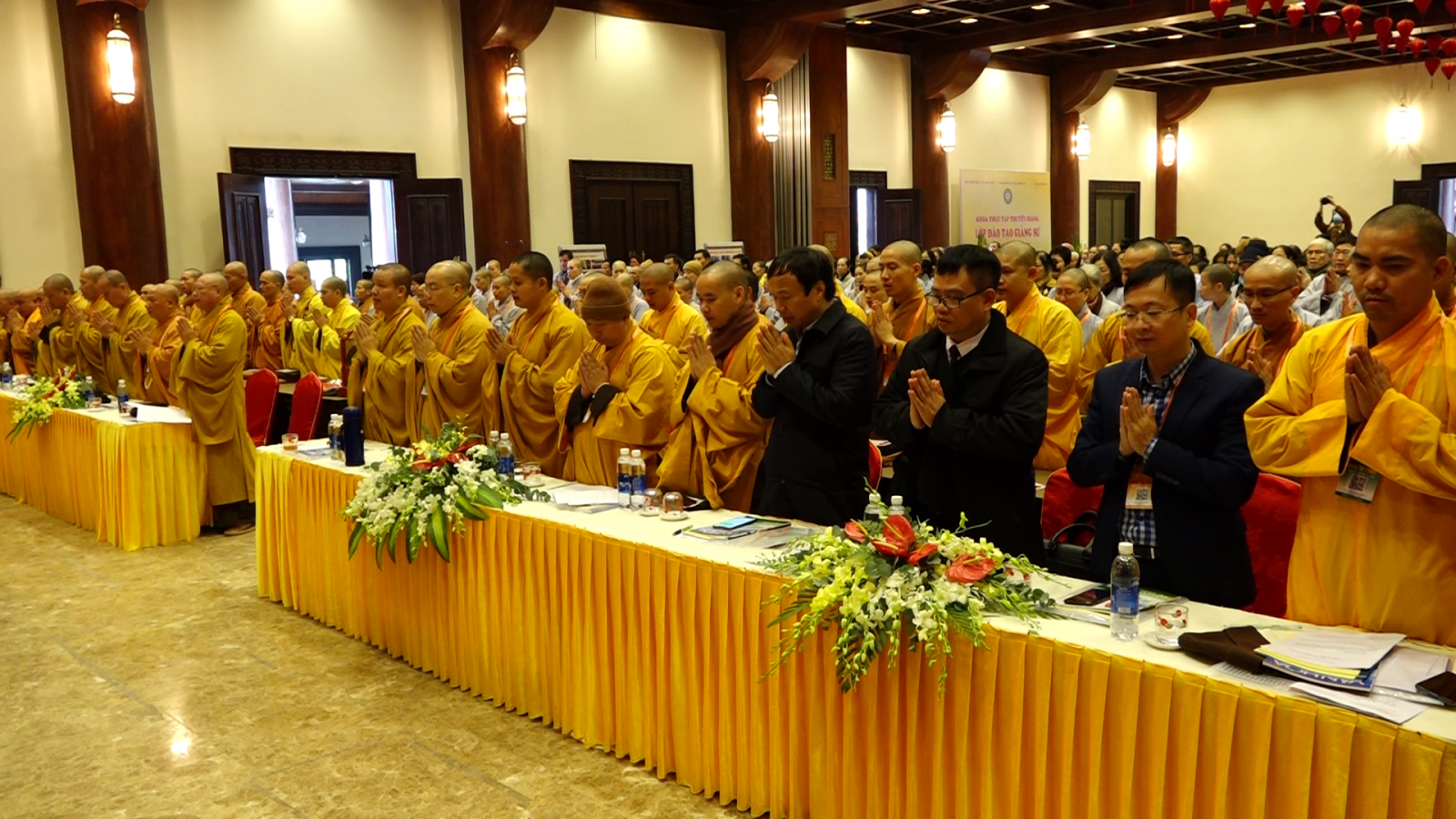 Chư tôn đức và khách mời tham dự buổi lễ.